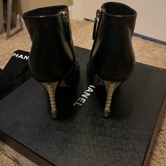 Authentic Chanel Black 17A Lambskin Leather Cc Pearl Short Ankle bootie 36.5 - Picture 4 of 11